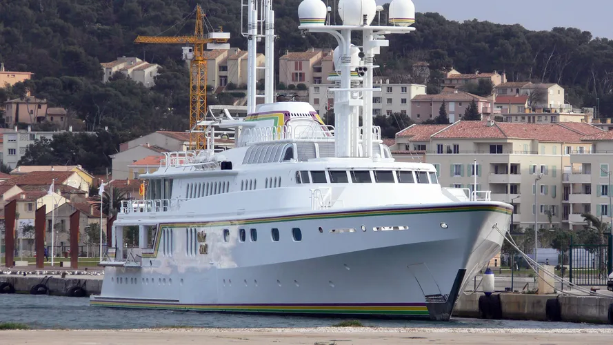 cedar-sea-ii-motor-yacht-feadship-1986-65m-bow