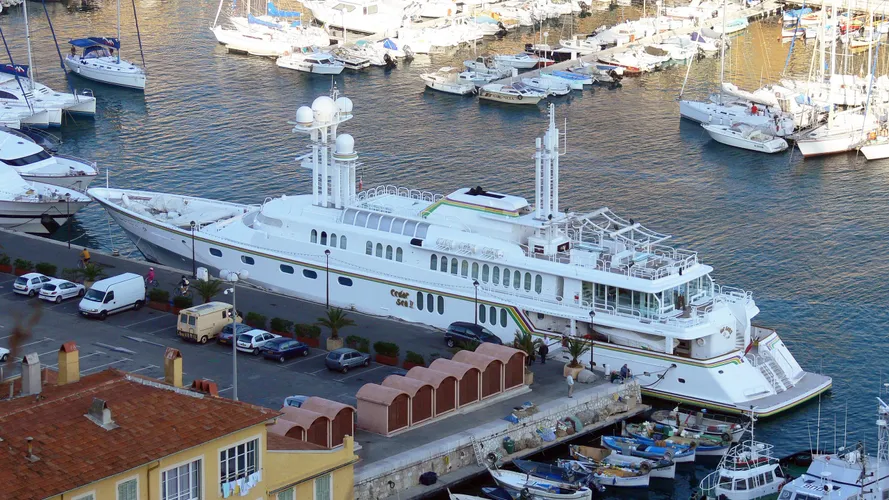 cedar-sea-ii-motor-yacht-feadship-1986-65m-aerial-stern