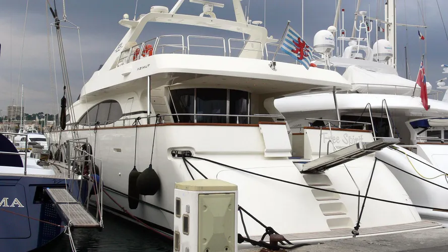free-spirit-motor-yacht-azimut-100-jumbo-2003-30m-stern