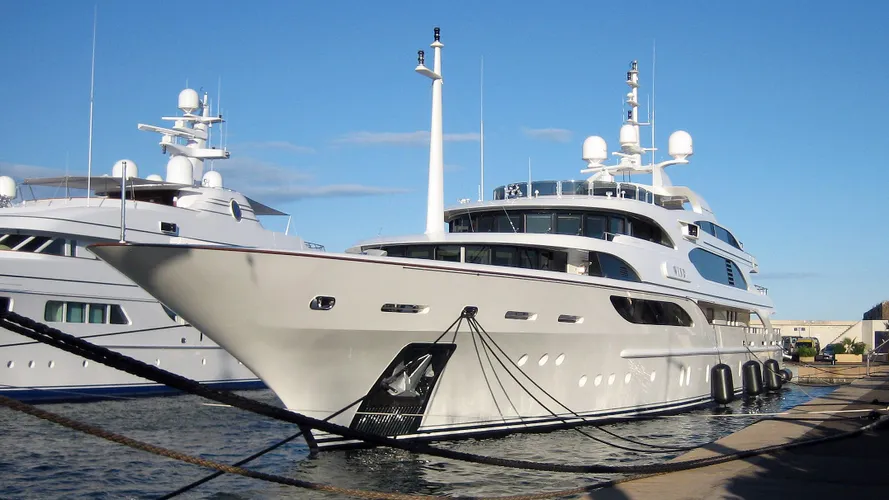 galkynys-motor-yacht-benetti-2007-59m-bow