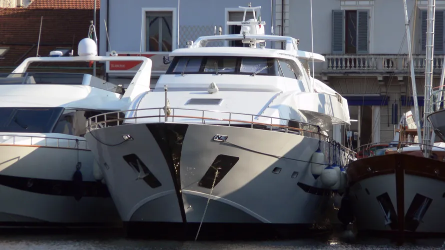 giava-motor-yacht-tigullio-castagnola-30m-2001-bow