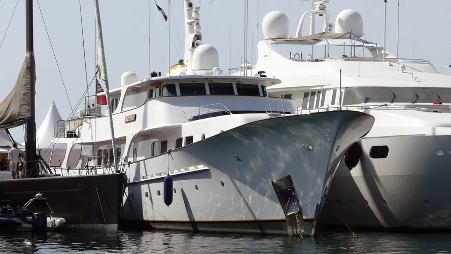 kriss-motor-yacht-abeking-rasmussen-1974-45m-bow
