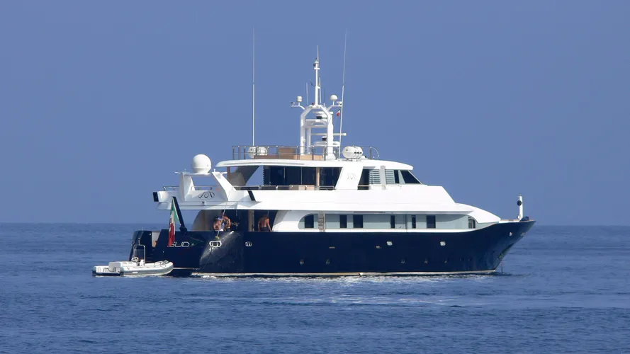 lady-in-blue-motor-yacht-rossinvai-1999-39m-stern