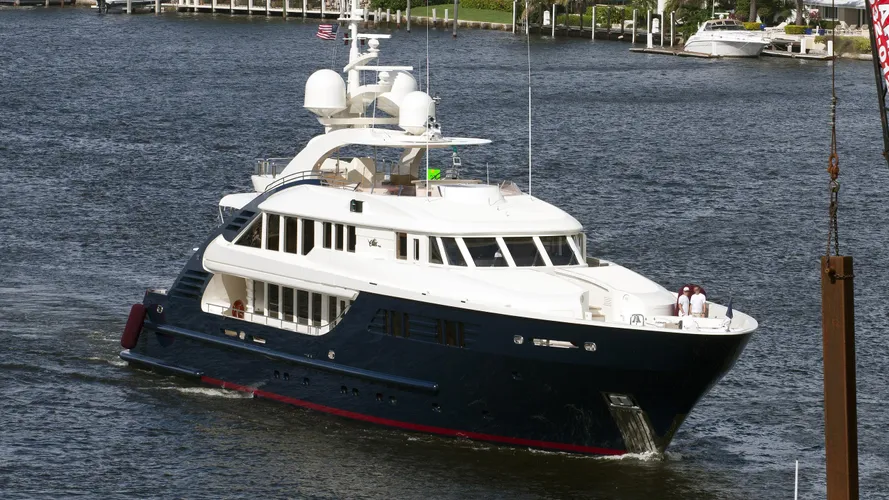 ledra-motor-yacht-isa-470-2004-47m-profile