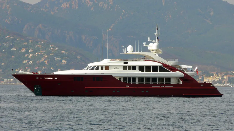 ledra-motor-yacht-isa-470-2004-47m-profile-before-refit