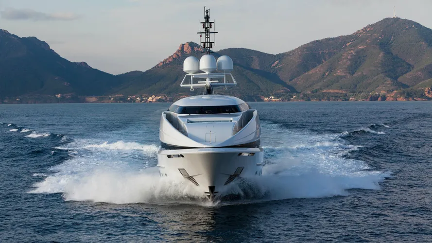 crazy-me-motor-yacht-heesen-2013-50m-bow