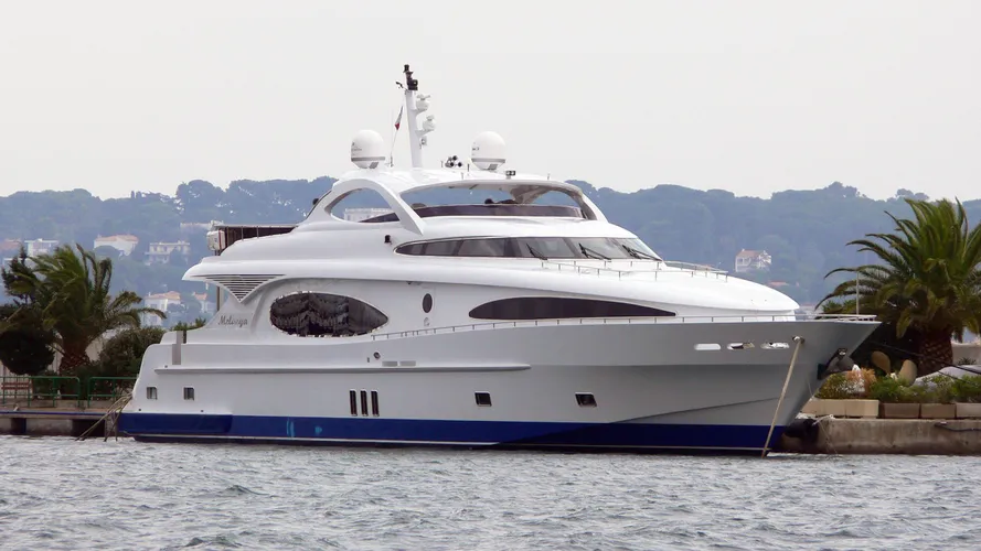 melanya-motor-yacht-gulf-craft-majesty-118-2006-36m-half-profile