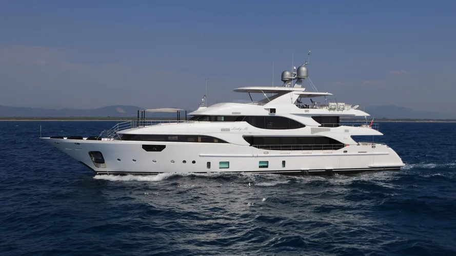 lady-m-motor-yacht-benetti-crystal-140-2015-42m-cruising-profile