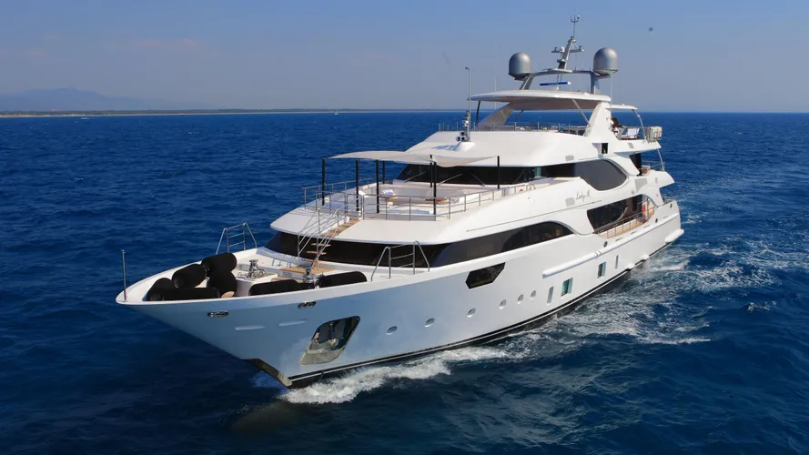 lady-m-motor-yacht-benetti-crystal-140-2015-42m-cruising-half-profile