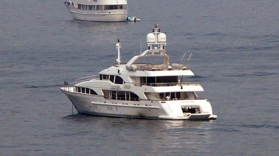 palama-motor-yacht-benetti-vsion-2007-44m-stern