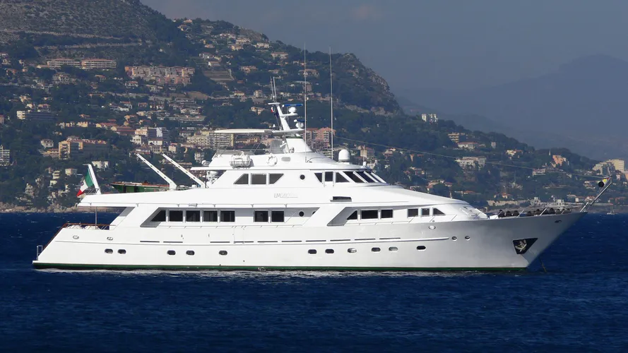 ratio-motor-yacht-benetti-1984-36m-profile