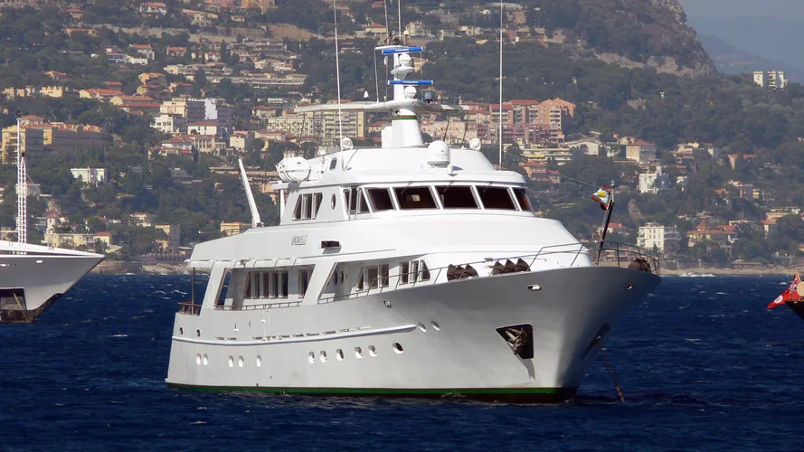 ratio-motor-yacht-benetti-1984-36m-bow