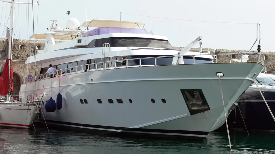 samoras-dandy-motor-yacht-cantieri-di-pisa-akhir-32-1988-33m-bow