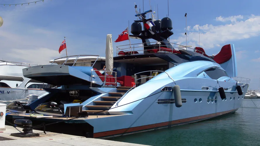 waverunner-motor-yacht-palmer-johnson-135-my-2007-41m-stern