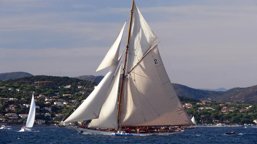lulworth-sailing-yacht-white-hw-1920-46m-cruising-profile