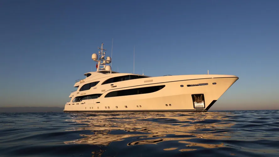 ileria-motor-yacht-turquoise-2013-50m-profile-bow
