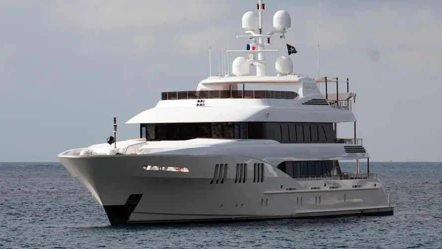 CARPE-DIEM-motor-yacht-trinity-2011-58m-half-profile