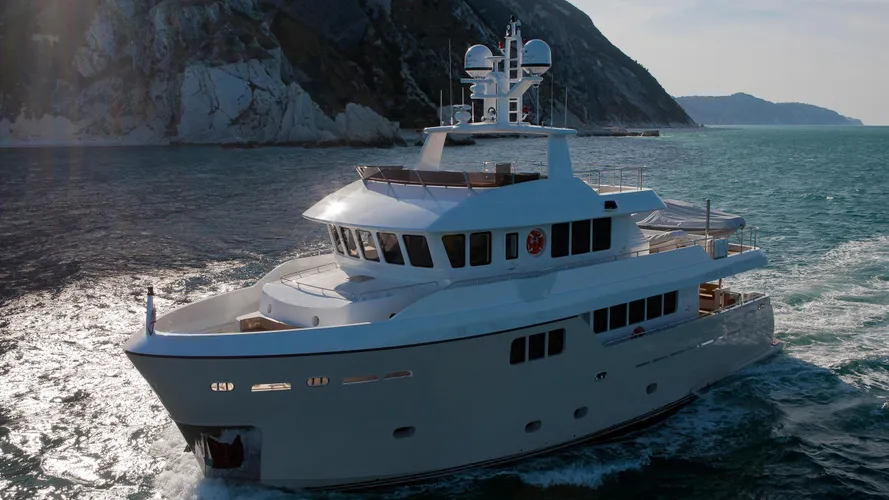 percheron-motor-yacht-cantiere-delle-marche-darwin-86-2012-26m-bow