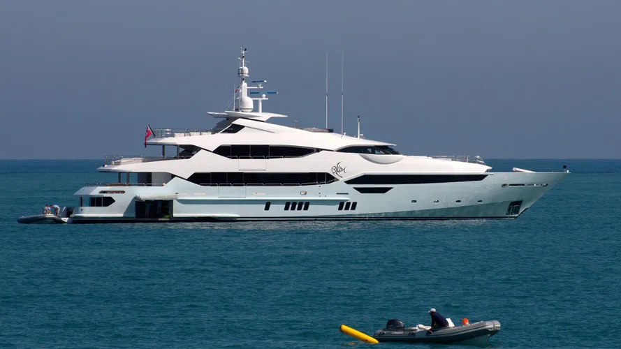 arados-blush-motor-yacht-sunseeker-2014-47m-profile-moored