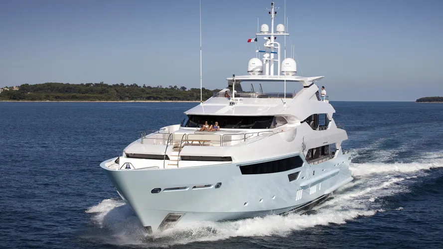 arados-blush-motor-yacht-sunseeker-2014-47m-bow