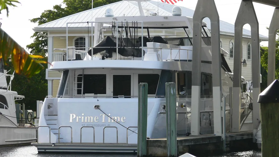 prime-time-motor-yacht-nordlund-1999-27m-moored-stern