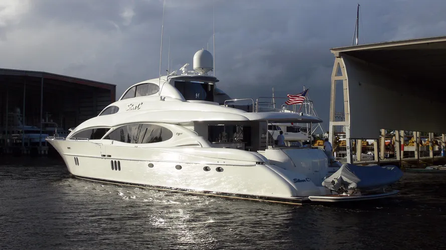 the-beeliever-halftime-motor-yacht-lazzara-2005-33m-half-profile