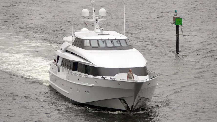 mirage-motor-yacht-heesen-1991-40m-cruising-bow