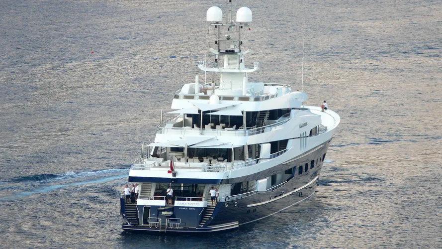 felix-motor-yacht-amadeus-1969-70m-running-stern