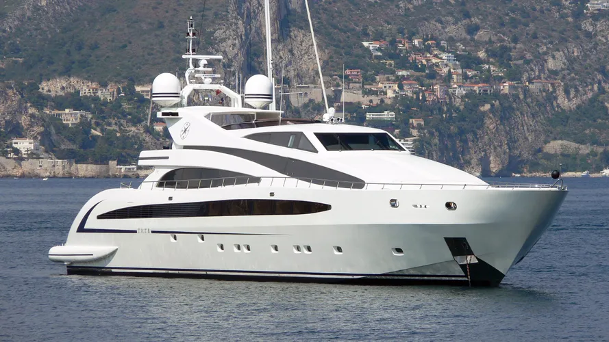 liberdade-motor-yacht-isa-136-2007-41m-half-profile