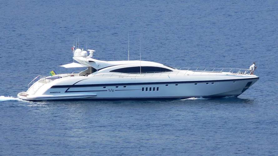 four-friends-motor-yacht-overmarine-mangusta-108-sport-2003-34m-running-profile