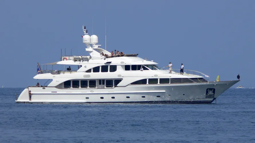 gladiatore-motor-yacht-benetti-classic-120-profile