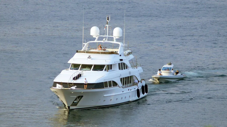gladiatore-motor-yacht-benetti-classic-120-running-bow