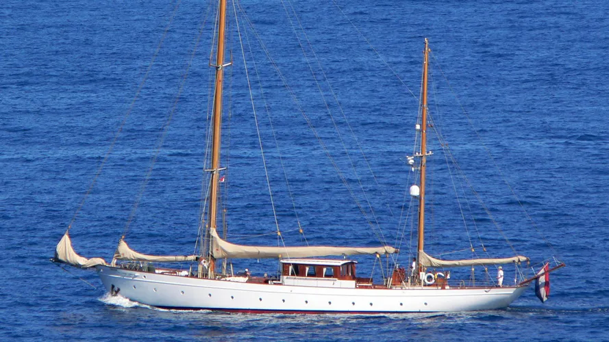 iduna-sailing-yacht-de-vlijt-1939-34m-moored-profile