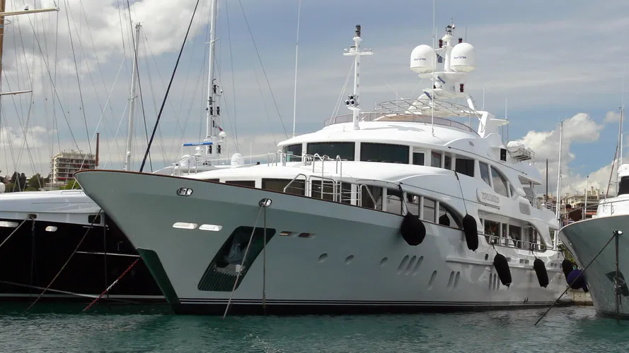 idyllwild-motor-yacht-benetti-vision-2005-44m-moored-bow