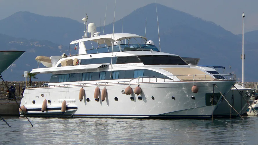 miss-candy-motor-yacht-versilcraft-1996-30m-moored-half-profile