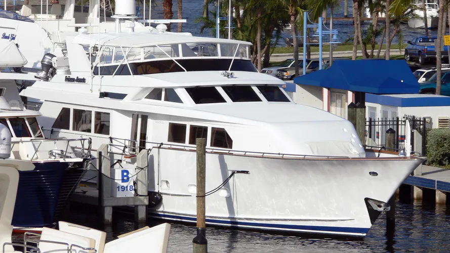 unleashed-dahvin-motor-yacht-broward-1995-27m-moored-bow