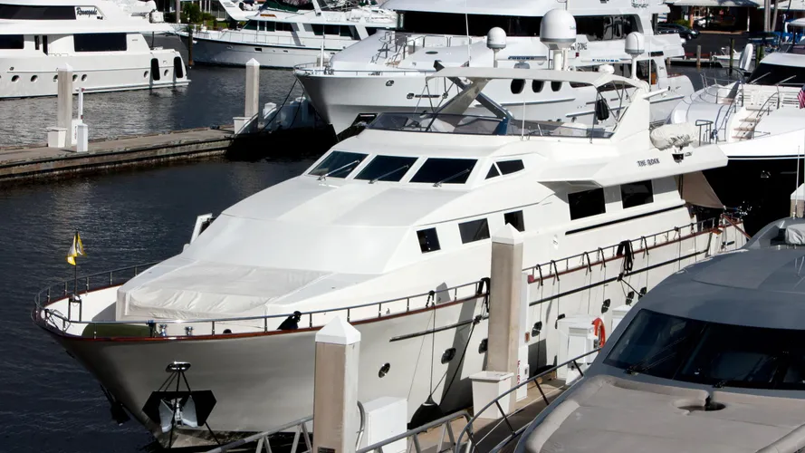 the-rock-motor-yacht-falcon-100-2000-31m-moored-bow