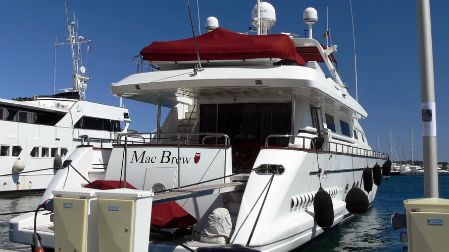the-rock-motor-yacht-falcon-100-2000-31m-moored-stern