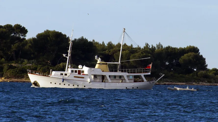 golden-princess-classic-motor-yacht-normandie-1966-26m-running-profile