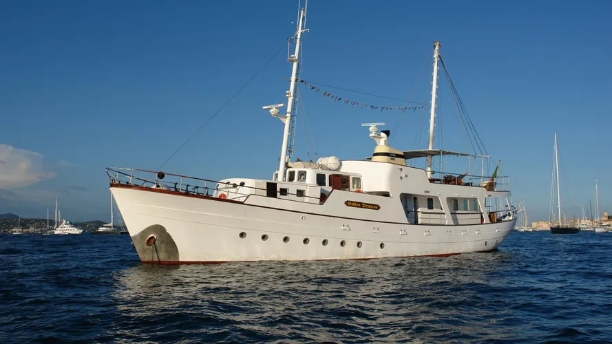 golden-princess-classic-motor-yacht-normandie-1966-26m-half-profile