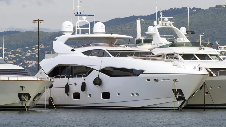 maoro-motor-yacht-sunseeker-115sy-2013-35m-half-profile