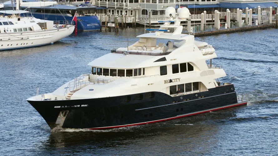 waku-motor-yacht-trinity-2009-43m-running-half-profile