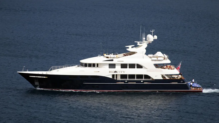 waku-motor-yacht-trinity-2009-43m-running-profile