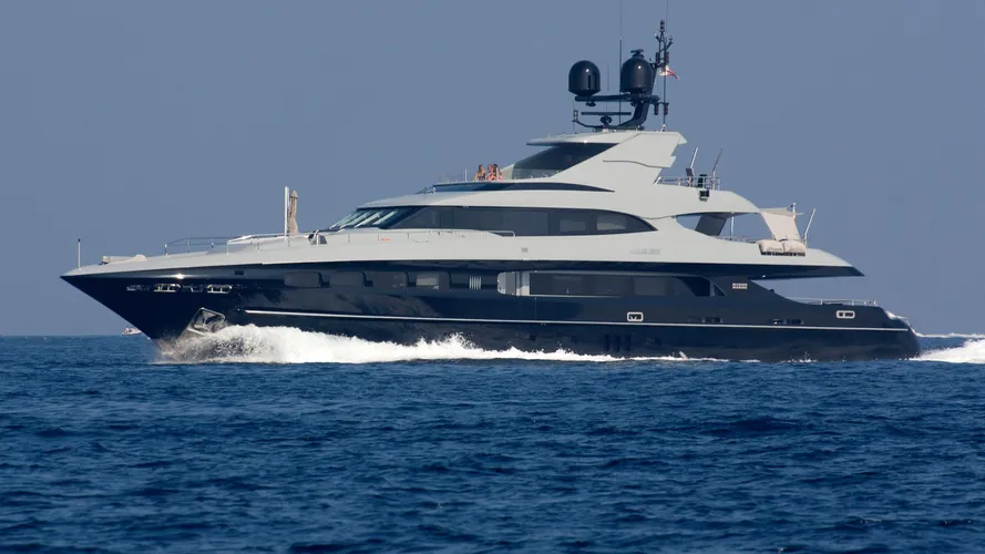 the-shadow-nameless-motor-yacht-mondomarine-41m-2013-cruising