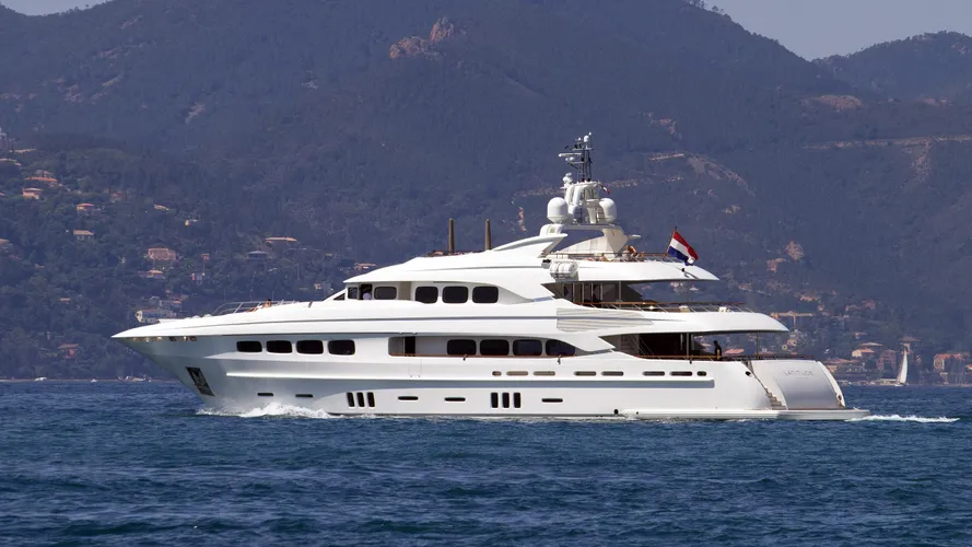 latitude-motor-yacht-dutch-yacht-buliders-2010-43m-cruising-half-profile