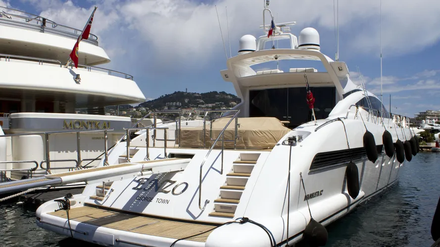 enzo-motor-yacht-mondomarine-mangusta-92-open-2005-28m-stern