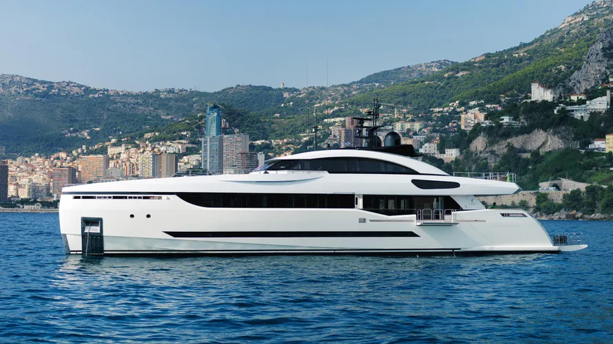 k-divine-motor-yacht-palumbo-40s-2015-40m-profile