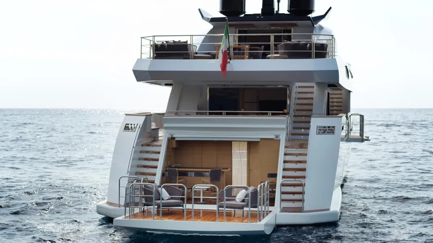 k-divine-motor-yacht-palumbo-40s-2015-40m-stern-beach-club