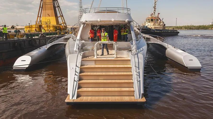 galaxy-trimaran-yacht-latitude-2016-53m-stern