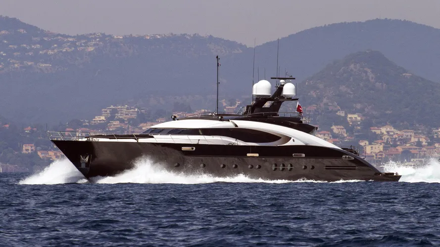 domino-motor-yacht-palmer-johnson-135-my-2009-41m-running-half-profile